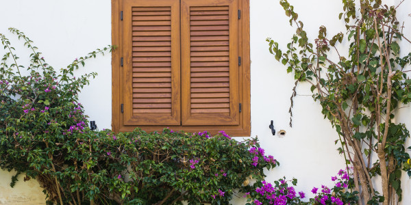 Puertas y Ventanas Aislantes de Aluminio / PVC Torrelavit · Contraventanas y Persianas a Medida