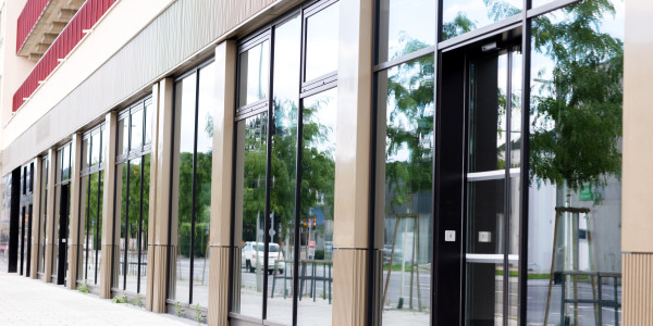 Puertas y Ventanas Aislantes de Aluminio / PVC Torrelavit · Raíl Empotrable Adaptado al Paso de Minusválidos