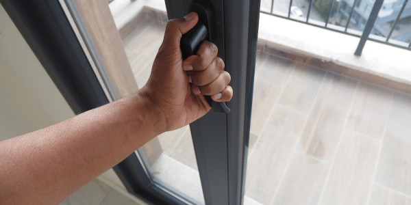 Puertas y Ventanas Insonorizadas de Aluminio / PVC Subirats · Cierre Hermético